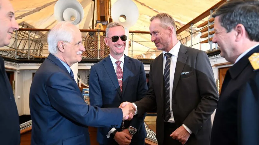 el-ministro-taiana-firmo-un-convenio-con-noruega-para-la-compra-de-aeronaves-20231017-1676964