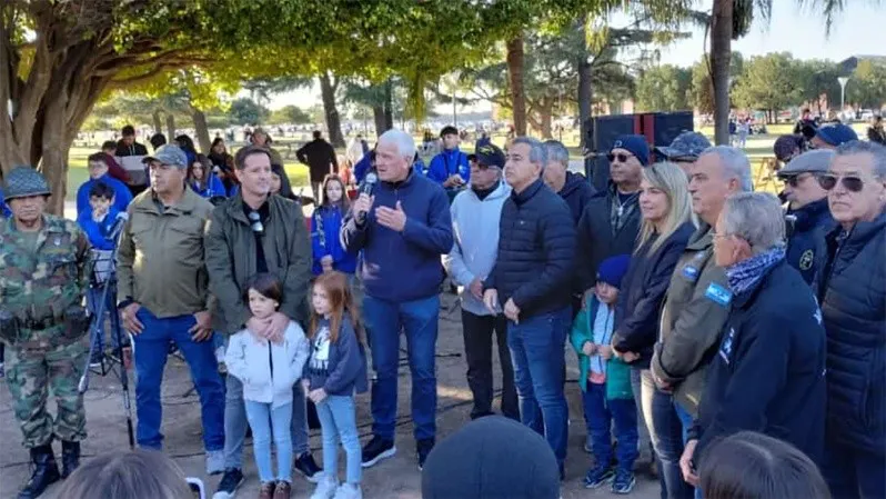 javkin_con_ex_combatientes.jpg_695311890