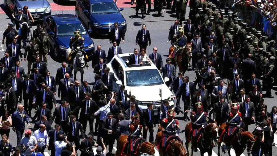 mauricio-macri-a-bordo-del-volkswagen-touareg-hybrid-1711586