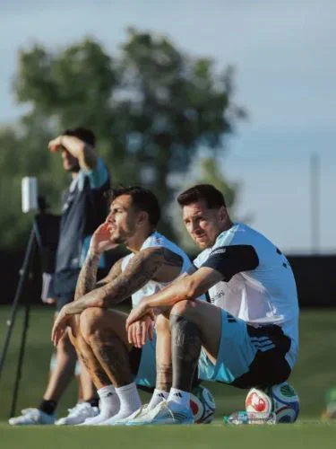 lionel-messi-y-leandro-paredes