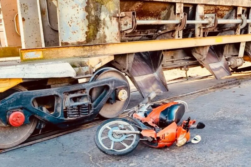 choque-moto-tren-800x533