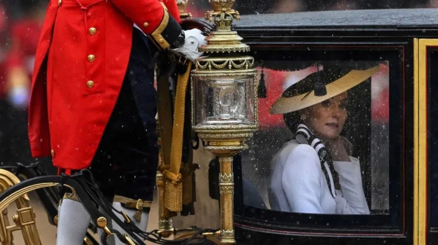 reaparecio-kate-middleton-en-el-desfile-por-el-cumpleanos-de-carlos-iii-1820356