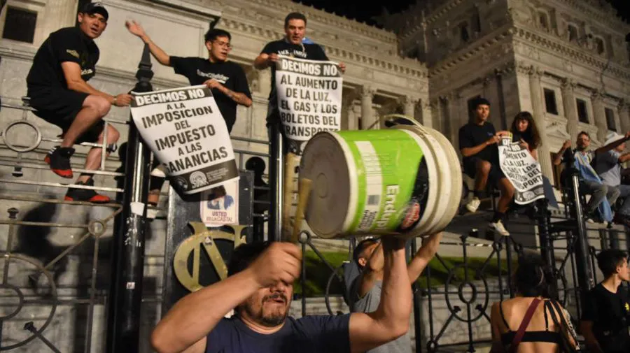cacerolazo-y-marcha-en-el-congreso-20231221-1724629