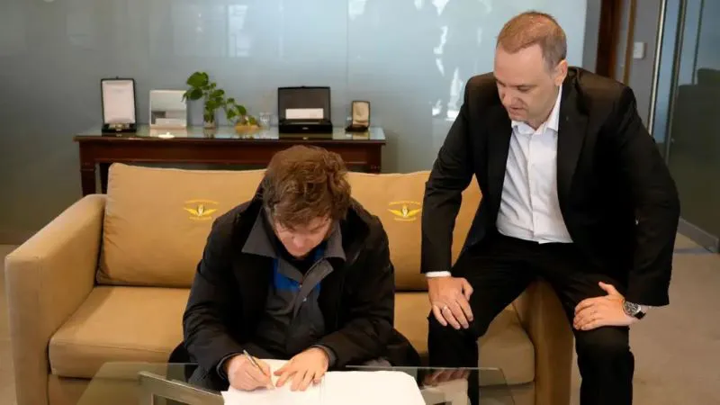 milei-firmando-texto-del-proyecto-de-reforma-laboral