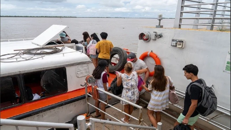 cruce_en_lancha_fluvial_isla