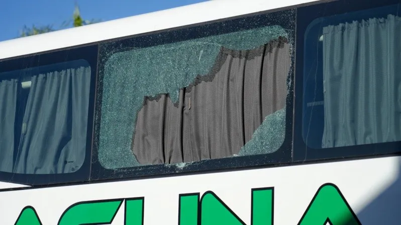 ventanilla_rota_micro_con_policias1.jpg_695311890