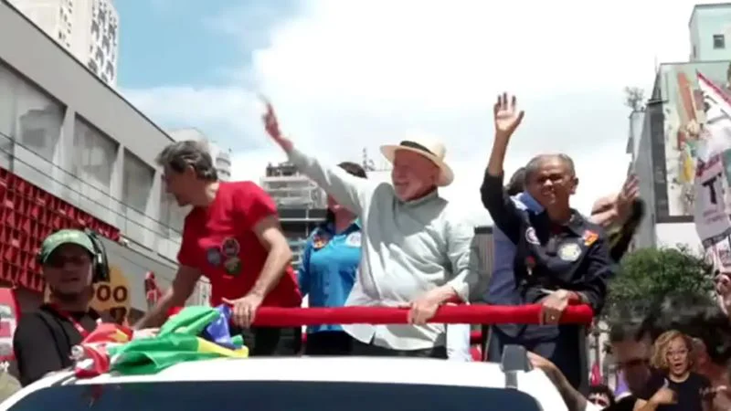 lula-da-silva-en-la-caravana-de-este-sabado-en-san-pablo