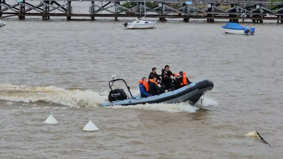 la-armada-uruguaya-rescato-a-los-doce-tripulantes-del-velero-con-bandera-argentina-1686582
