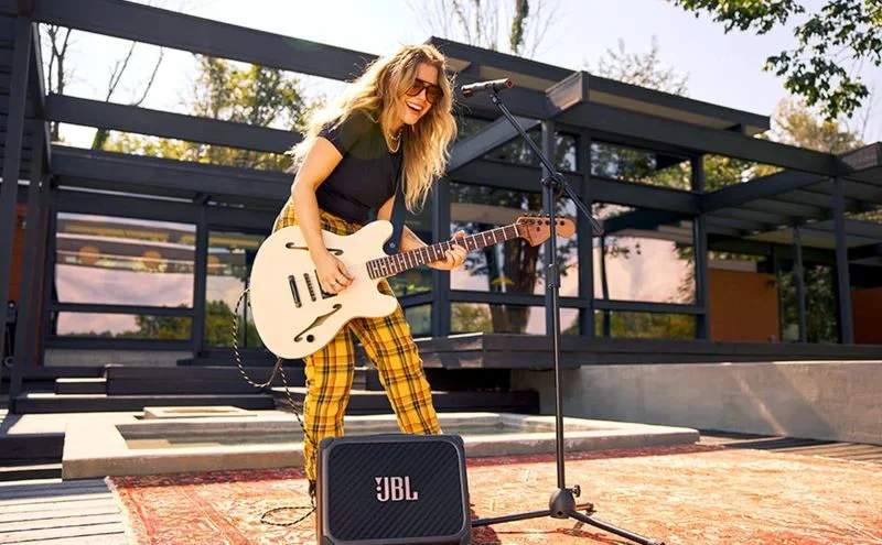 LS_JBL_Bandbox_Trio_Lifestyle 2