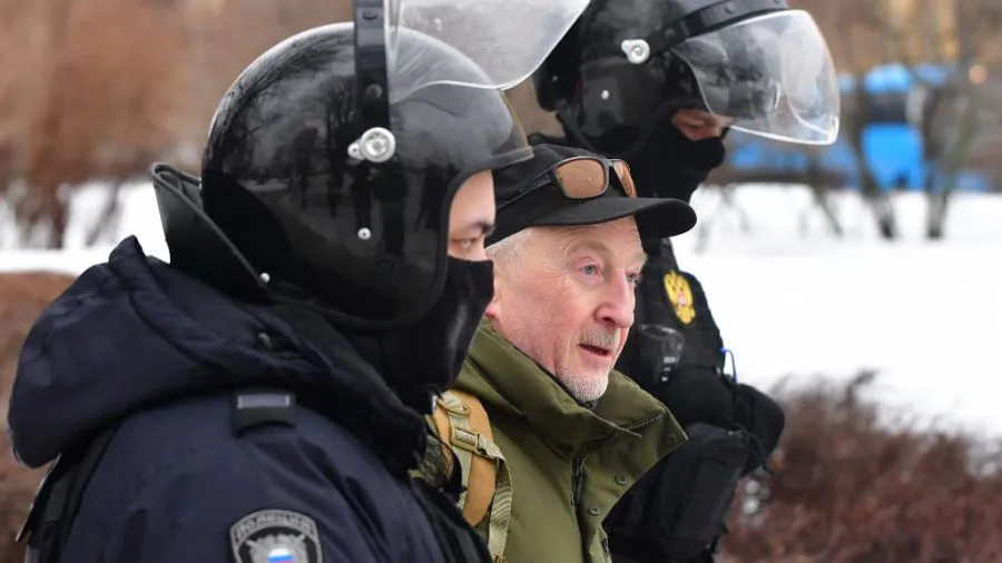la-policia-de-putin-detiene-a-quienes-protestan-o-ponen-flores-en-algunas-plazas-por-la-muerte-del-opositor-alexei-navalny-1756612