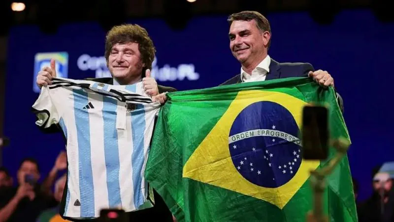 javier-milei-y-flavio-bolsonaro