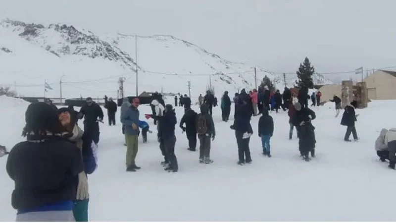 evacuaron-200-turistas-puente-del-inca-temporal-nevadas