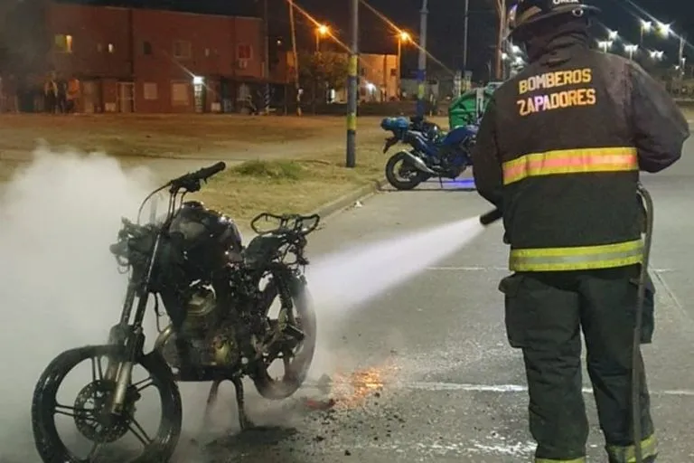 bomberos_moto_incendiada