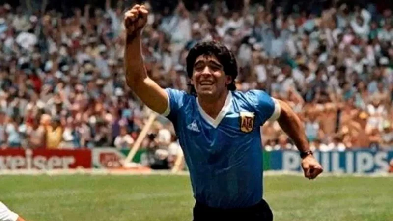 Diego-Maradona-ante-Inglaterra-en-el-Mundial-86