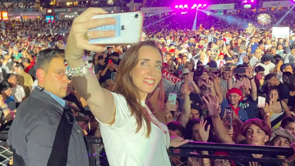 victoria-villarruel-entro-al-festival-de-jesus-maria-y-peteco-carbajal-le-pidio-al-publico-no-se-paren-que-no-ha-llegado-nadie-1736994