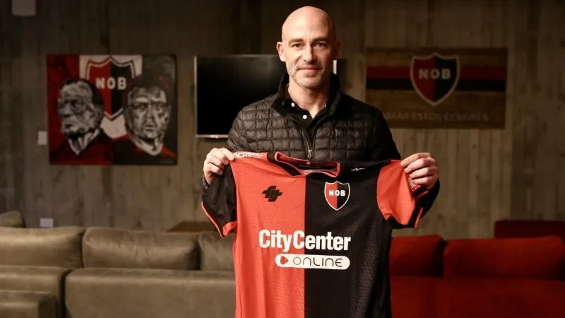 mendez_con_camiseta_leprosa.jpg_1756841869