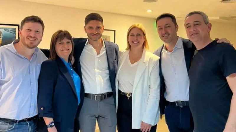 federico-angelini-patricia-bullrich-maximiliano-pullaro-gisela-scaglia-y-luis-petri-durante-la-campana-electoral