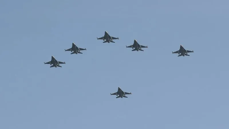 F16