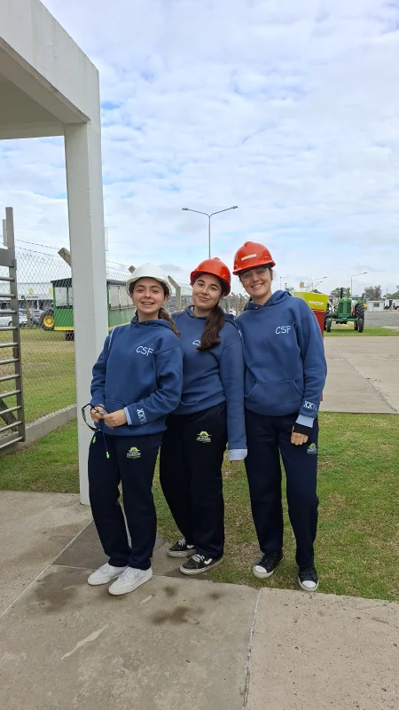 ALUMNOS EN CHARLA SOBRE INGENIERIA EN JOHN DEERE