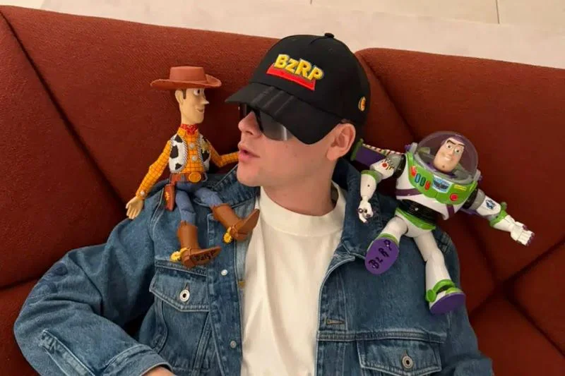 Bizarrap-con-los-juguetes-de-Toy-Story