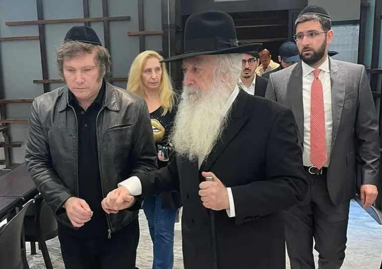 javier-milei-asistio-a-una-tradicional-celebracion-judia-en-el-barrio-porteno-de-once-1707030