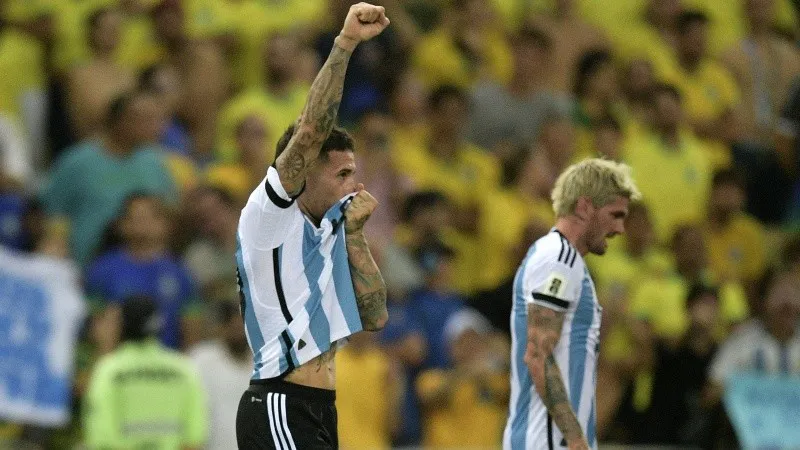 Así posó Messi con la nueva camiseta retro de la Selección Argentina, que  fue inspirada en el Mundial 94