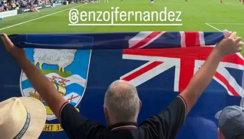 un-hincha-de-chelsea-mostro-una-bandera-britanica-de-malvinas