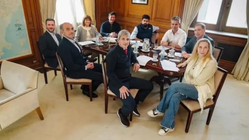 El Gobierno vuelve a reunir a su mesa política