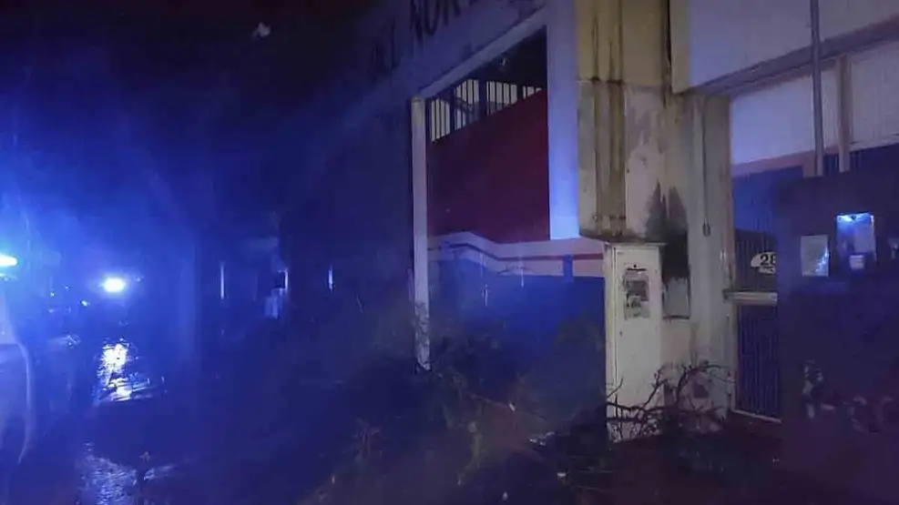 la-puerta-del-gimnasia-de-bahiense-del-norte-el-club-de-bahia-blanca-en-el-que-la-tormenta-colapso-el-techo-y-murieron-13-personas-1721118
