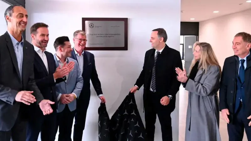 manuel-adorni-karina-milei-y-diego-santilli
