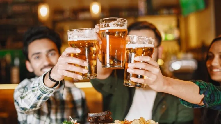 amigos-indios-pub-chicos-chicas-bar-celebracion-jarra-cerveza_x1x_1_crop1689760759026.jpg_1572130063