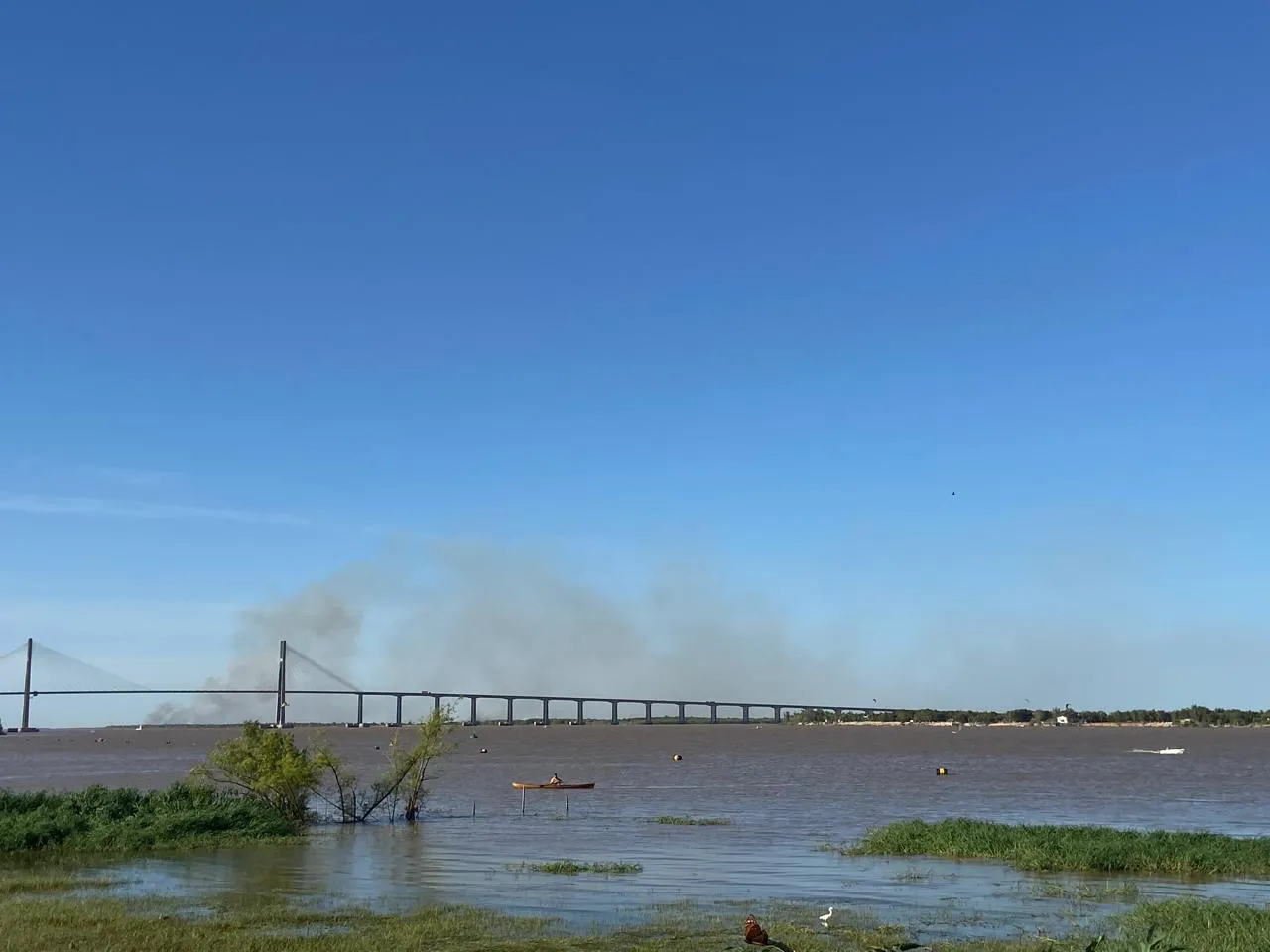 incendio se desarrolla en las islas frente a Granadero Baigorria