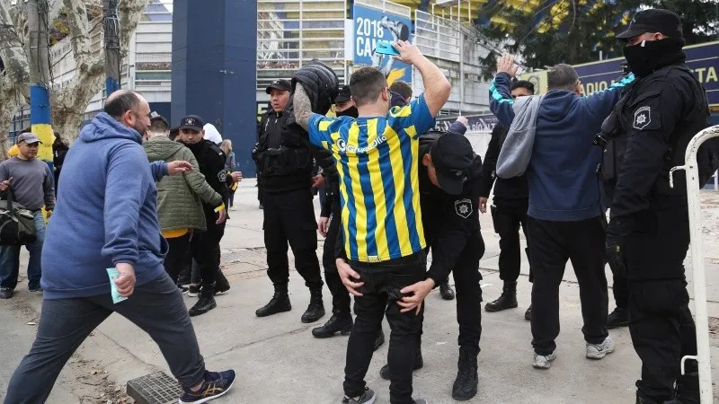 cacheo_seguridad_gigante_de_arroyito.jpg_674994428