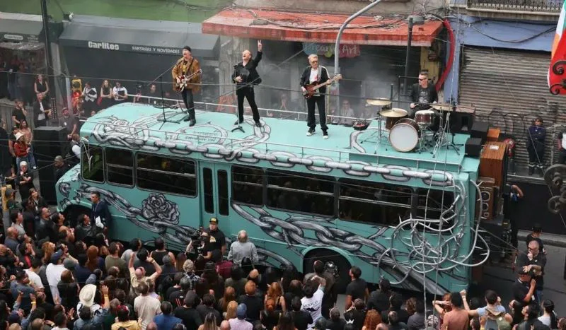 u2-arriba-de-un-colectivo